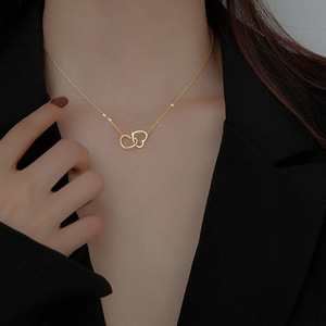 Collier simple en acier titane et acier inoxydable avec double cœur et double anneau, accessoire polyvalent résistant à la décoloration - Product Image 1