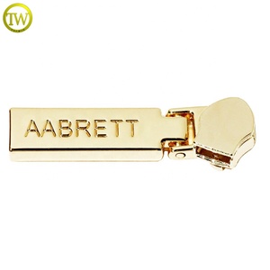 Bolsas de alto pulido Piezas de metal Marca Cremallera Slider Logos Accesorio de ropa chapado en oro Tirador de cremallera para abrigo - Product Image 3