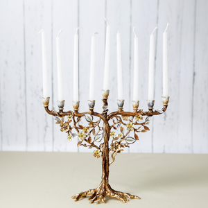 "Intrincado árbol floreciente Menorah en acabado oro antiguo con delicadas hojas y flores, una pieza impresionante, a precio mayorista." - Product Image 1