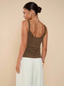 Gilet court plissé à col en U pour femme, style européen et américain, avec boucle métallique, fines bretelles, coupe ajustée et amincissante. - Product Image 2
