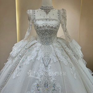 Robe de mariée moderne DW0118, coupe princesse, col carré, en dentelle florale, avec appliques en cristal, manches longues et traîne chapelle - Product Image 5