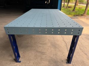 Table de soudage robuste, table de soudage de haute résistance, structure en acier perforé épais avec grille interne renforcée, et pieds en acier. - Product Image 3