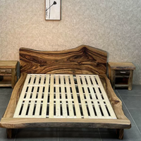Lit double en bois massif de camphrier vieilli, style Wabi Sabi vintage, pour chambre d'hôtel ou de villa, mobilier d'intérieur naturel