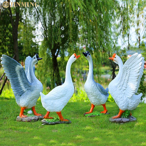 Una grande scultura d'<span class=keywords><strong>oca</strong></span> nel cortile di una fattoria, una scultura d'<span class=keywords><strong>oca</strong></span> <span class=keywords><strong>bianca</strong></span> in un giardino rurale e una scultura d'<span class=keywords><strong>oca</strong></span> simulata - Product Image 4