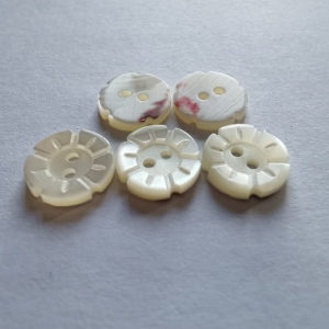 Botones de concha natural personalizables Diseño Trocas de flores lavables de 4 agujeros - Product Image 3