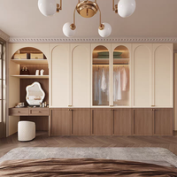 Armoire à portes battantes en placage de bois blanc et verre, style Mid-Century avec lignes épurées et poignée métallique, meuble de chambre à coucher