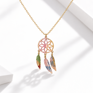 Collar con Colgante Atrapasueños de Acero Inoxidable, Chapado al Vacío en Oro de 14K, Diseño Calado con Plumas Multicolores - Product Image 1