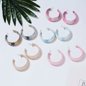 आकर्षण Oversized रंगीन ज्यामितीय सी आकार हस्तनिर्मित दुराचार रतन लट घेरा कान की बाली आभूषण - Product Image 1