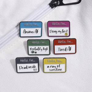 Pin de Metal Divertido con la Frase 'Hola, Soy un Rayo de Sol' y 'Hola, Mi Nombre es Crap Bag' - Product Image 1