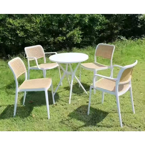 Fauteuil d'extérieur empilable <span class=keywords><strong>de</strong></span> style moderne avec structure en <span class=keywords><strong>plastique</strong></span> et design en rotin tressé, mobilier <span class=keywords><strong>de</strong></span> <span class=keywords><strong>jardin</strong></span> et <span class=keywords><strong>de</strong></span> cour, ensemble <span class=keywords><strong>de</strong></span> <span class=keywords><strong>jardin</strong></span> - Product Image 1