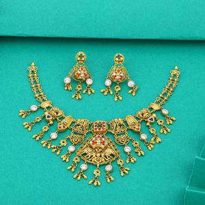 Elegante conjunto de joyería de oro hecho a mano con detalles de patrones tradicionales y pendientes a juego, perfecto para bodas. - Product Image 1
