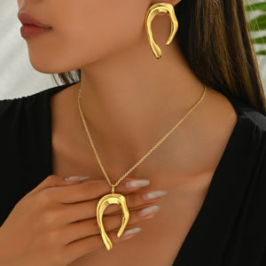 Collar con colgante geométrico chapado en oro de 18 quilates, accesorio de moda romántico, <span class=keywords><strong>cadena</strong></span> de eslabones de titanio de acero inoxidable, moda actual - Product Image 1