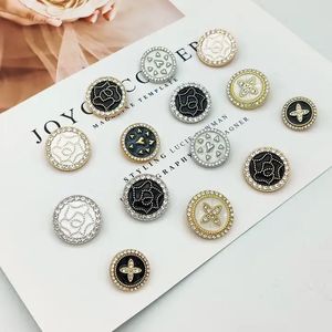 กระดุมโลหะยี่ห้อ Heng <span class=keywords><strong>Wei</strong></span> ขนาด 18 มม./16 มม./14 มม. ประดับด้วยคริสตัล  รับสั่งทำโลโก้แบรนด์บนกระดุมโลหะสำหรับเสื้อโค้ท - Product Image 2