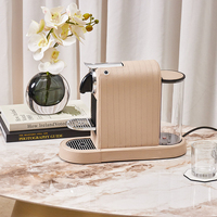 Machine à café compacte et élégante en cuir beige pour la maison et le bureau