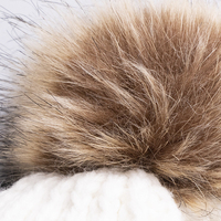 Bonnet d'extérieur blanc côtelé pour femmes, étiquette en cuir, doublé de satin, bonnet à pompon en fausse fourrure personnalisé