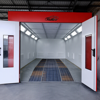 Cabine de peinture automobile RuiBo avec garniture blanche et rouge, portes doubles, rangées de lumières LED, grille centrale, aérations au sol et aux murs