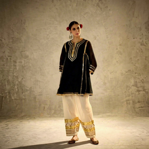 Conjunto de Ropa Étnica India y Pakistaní en Blanco y Negro, Túnica Bordada con Gota Patti y Pantalones Palazzo, para Bodas y Fiestas - Product Image 1