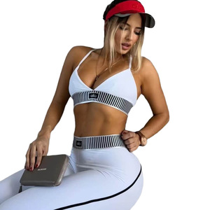 Ensemble de yoga pour femme : Soutien-gorge de sport, Legging taille haute à rayures, Débardeur court à col en V et bretelles spaghetti, Longueur intégrale, 91% Polyester - Product Image 5
