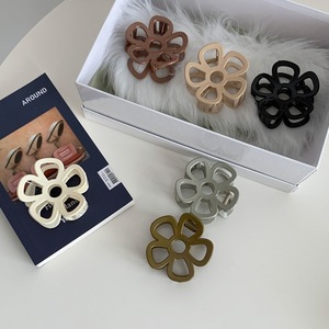 Pince à cheveux en plastique ajourée motif floral style vintage, accessoires capillaires tendance pour femmes et jeunes filles, épingle à cheveux colorée unie de qualité supérieure - Product Image 2