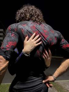 <span class=keywords><strong>Camicia</strong></span> a Maniche Lunghe da <span class=keywords><strong>Uomo</strong></span> con Stampa del Simbolo Tridente, Logo in Stile Gotico Totemico Astratto Scuro, Motivo Decorativo Simmetrico con Spine - Product Image 5