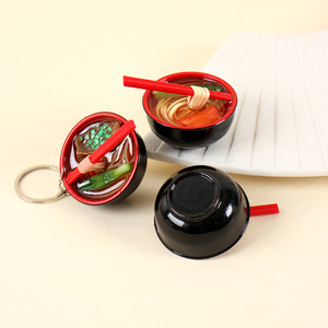 Colgante de comida realista de una pieza para dropshipping, con palillos y fideos, fondo negro con tazón rojo, juguete de comida realista con fideos - Product Image 1
