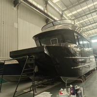 Catamaran sportif de luxe de 7,9 m (26 pieds) en aluminium soudé avec cabine ouverte et moteur hors-bord, fabriqué par un constructeur de bateaux de luxe
