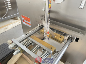 Máquina Automática de Enchimento e Selagem de Líquidos de Alta Capacidade YB-300Y para Sacos, Suco de Frutas, Picolés, Suco de Abacaxi e Materiais de Madeira - Product Image 4