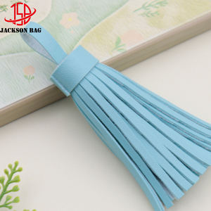 Porte-clés artisanal durable en PU fantaisie avec pompons et franges dorées classiques pour voiture, cheveux ou sac - Product Image 5