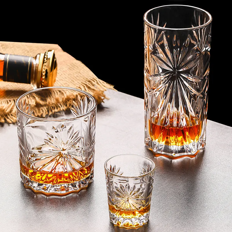 Macchina del produttore di bicchieri personalizzati di Sanzo realizzata con un set di bicchieri di whisky