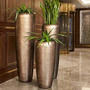 Ensemble de jardinières en fibre de verre sur mesure, pots à fleurs hauts en bronze antique métallisé, jardinières décoratives de luxe pour la décoration des halls d'hôtel et des complexes hôteliers - Product Image 4