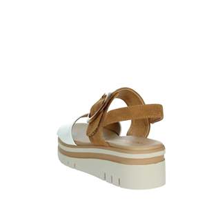 รองเท้าแตะส้นเตารีดผู้หญิง รุ่น Charm หนังสีขาว 54244-E5 สไตล์แพลตฟอร์ม สำหรับใส่ในฤดูร้อน - Product Image 2
