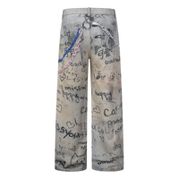 Jean baggy unisexe beige gris délavé avec imprimé graffiti intégral, coupe large, avec breloques en peluche et détails de chaînes colorées