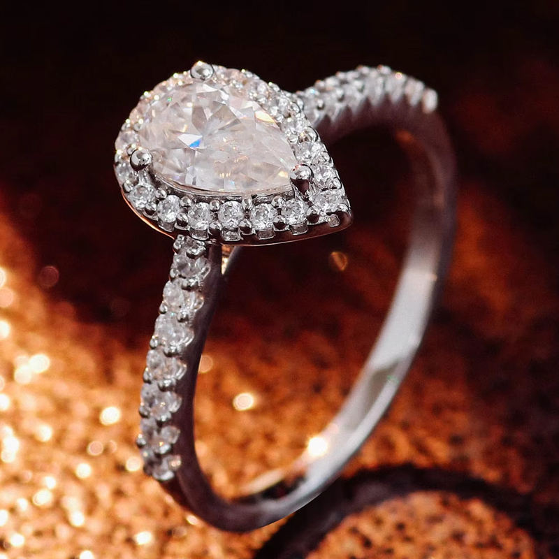 Bague en or massif 10K avec moissanite véritable.