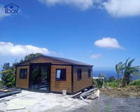 Maisons conteneurs extensibles couleur bois pour Airbnb, idéales pour des escapades champêtres, avec toit à pignon, sans fuite d'eau et bonne isolation.