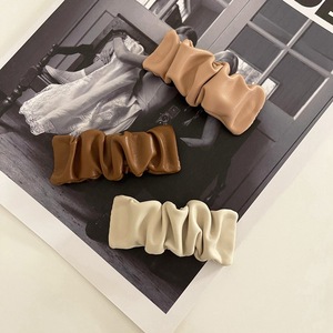 Pinces à cheveux en cuir plissé pour femmes, nouvelles clips rétro passe-partout à la mode, bon marché, accessoires pour cheveux, printemps - Product Image 4