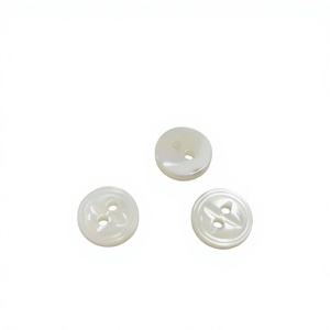 Bottoni per Camicette Personalizzati con Logo Inciso, in Madreperla Bianca, a 2 Fori, Eco-Friendly, Design Farfalla e Occhio di Pesce - Product Image 2