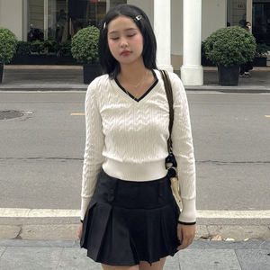 Pull en maille torsadée style universitaire britannique pour femme, col en V contrastant, coupe ajustée, taille cintrée, haut en maille preppy - Product Image 1