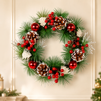 Guirlande de Noël artificielle en pin givré avec boules rouges, pommes de pin, baies rouges et breloque en bois pour porte d'entrée, cheminée et décoration murale de Noël