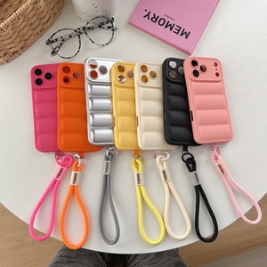Funda de silicona con correa de muñeca y diseño de chaqueta acolchada para <span class=keywords><strong>iPhone</strong></span> 17 16 15 14 <span class=keywords><strong>13</strong></span> 12 11 Pro Max XR XS X 7 8 Plus, cubierta suave con protección de cámara - Product Image 1