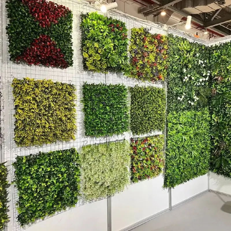 Nhà máy sản xuất nhựa nhân tạo Milan cỏ màu xanh lá cây thực vật Bảng điều chỉnh Backdrop cỏ tường cho hiển thị trang trí nội thất