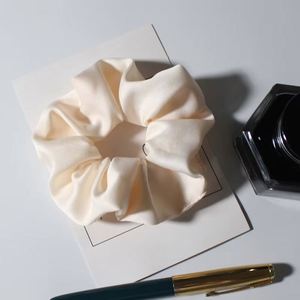 Vente en gros : Chouchous et élastiques à cheveux pour femmes, en satin de polyester, couleur unie, grande élasticité, style simple et tendance - Product Image 2