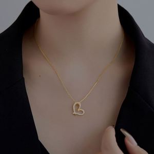 Collar con Colgante de Plata de Ley 925 y Oro de 18K con Diseño Encantador y Moderno de Dylam, con Diamantes de Circonia Cúbica 5A en Forma de Corazón - Product Image 3
