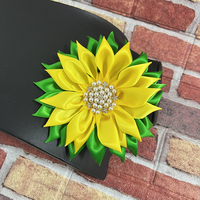 Broche Fleur Délicate XHO pour Femme, Symbole de la Sororité Chi Eta Phi, en Satin Vert et Jaune, avec Pétales pour Corsage
