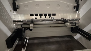 Prensa Plegadora Hidráulica CNC Automática de 110 Toneladas para Láminas de Hierro Industriales - Product Image 4