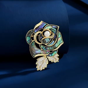 Broche de rosa chapado en oro con concha de abulón y perla de imitación, accesorio de regalo de joyería para mujer - Product Image 6