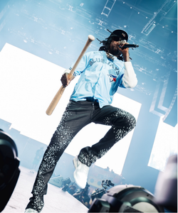 Un uomo <span class=keywords><strong>che</strong></span> vende i famosi jeans con strass a prezzi all'ingrosso - Product Image 4