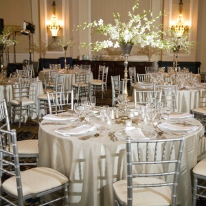 Sillas Tiffany Chiavari de Metal Dorado, Blanco y Plateado para Bodas, con Cojín de Asiento, Venta al por Mayor - Product Image 5