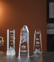 Tasses de trophées en cristal plaqué sur mesure Source bon marché du fabricant Plaque de prix en verre et modèle de souvenir en bois