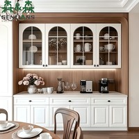 Buffet classique moderne avec quatre portes en verre cintrées, dos en bois cannelé et crédence en marbre
