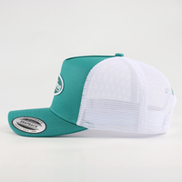 Casquette Trucker Unisexe 5 Panneaux Personnalisable Bleu Paon et Blanc avec Logo sur le Devant – Vente en Gros, Réglable, Promotionnelle pour l'Extérieur